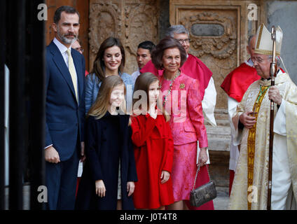 Palma de Mallorca, Espagne. 16 avr, 2017 Les rois d'Espagne Felipe et Letizia avec leurs filles l'infante Sofia et la princesse Leonor arrivant dans la cathédrale de Palma de Majorque, à la résurrection, masse de Pâques. Credit : Mafalda/Alamy Live News Banque D'Images