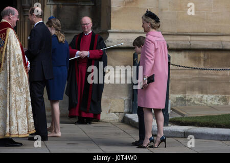 Windsor, Royaume-Uni. 16 avril, 2017. La Comtesse de Wessex et son fils, James, le Vicomte Severn, sont accueillis par le doyen de Windsor, le pasteur David Conner KCVO Rt, à l'arrivée pour le service du dimanche de Pâques à la Chapelle St George du château de Windsor. Credit : Mark Kerrison/Alamy Live News Banque D'Images