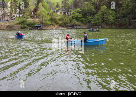 Lillafured, Hongrie. Apr 16, 2017. Les gens profiter du beau et chaud weater de Pâques en Hongrie, balades en montagnes Bukk. 1,5 kilomètres de long lac artificiel Hamori, formé au début du xixe siècle par l'endiguement de l'eau de rivière Szinva et Garadna, pour alimenter la fournaise de fer avec de l'eau est vu dans LillafŸred, Hongrie, le 16 avril 2017 Lillafured est une ville de Borsod-Abauj-Zemplen County, dans la montagne Bukk, c'est station touristique populaire. En été, des bateaux et des bateaux peuvent être loués. Credit : Michal Fludra/Alamy Live News Banque D'Images