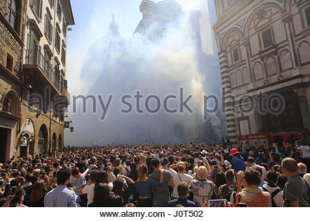 Florence, Italie. Apr 16, 2017. Florence, Italie. Apr 16, 2017. Explosion de la cérémonie Panier : reallifephotos Crédit/Alamy Live News Banque D'Images