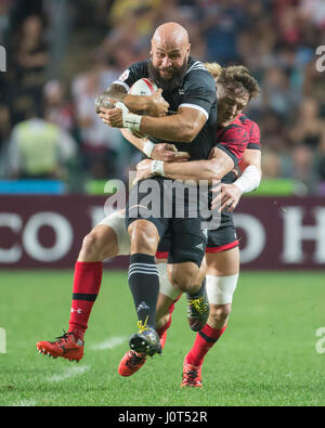 Hong Kong, Chine. 07Th avr, 2017. New Zealand's DJ Forbes en action contre le Pays de Galles' Lloyd Evans (à gauche) et Sam (à droite) au cours de la match de tournoi de rugby à 7 à Hong Kong, Chine, du 09 jusqu'au 09 avril 2017. - Pas de service de fil- Photo : Jürgen Keßler/dpa/Alamy Live News Banque D'Images