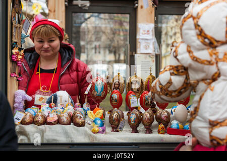 Moscou, Russie. Apr 16, 2017. Jour de Pâques pacifiques à Moscou. Le commerce et les foires de divertissement et de terrains de travailler dans les rues de la ville. Rues et places sont décorées avec des oeufs de Pâques, des lapins, artificiel et naturel des plantes et des fleurs, mais les gens préfèrent rester à la maison ou visiter les églises. Femme non identifiée vend des décorations de Pâques des oeufs et d'autres souvenirs et cadeaux dans un kiosque sur le boulevard Tverskoï de la ville. Le temps change radicalement de ciel dégagé dans la matinée à la pluie et la neige dans l'après-midi. Crédit : Alex's Pictures/Alamy Live News Banque D'Images