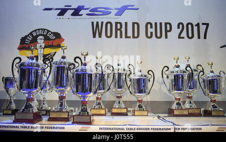 Hambourg, Allemagne. Apr 16, 2017. Les trophées pour les participants de la finale exposées lors de la Coupe du Monde de Football de Table à Hambourg, Allemagne, 16 avril 2017. Photo : Axel Heimken/dpa/Alamy Live News Banque D'Images