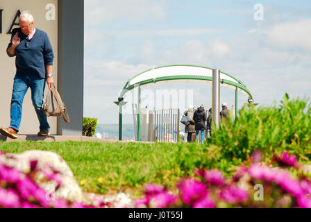 Marina de Portland, au Royaume-Uni. Apr 16, 2017. Les gens profiter de la vue et des sons de Portland Marina sur un temps ensoleillé mais froid Dimanche de Pâques Crédit : Stuart fretwell/Alamy Live News Banque D'Images