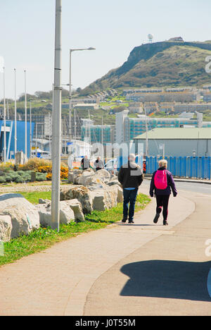 Marina de Portland, au Royaume-Uni. Apr 16, 2017. Les gens profiter de la vue et des sons de Portland Marina sur un temps ensoleillé mais froid Dimanche de Pâques Crédit : Stuart fretwell/Alamy Live News Banque D'Images