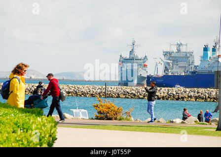 Marina de Portland, au Royaume-Uni. Apr 16, 2017. Les gens profiter de la vue et des sons de Portland Marina sur un temps ensoleillé mais froid Dimanche de Pâques Crédit : Stuart fretwell/Alamy Live News Banque D'Images