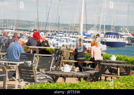 Marina de Portland, au Royaume-Uni. Apr 16, 2017. Les gens profiter de la vue et des sons de Portland Marina sur un temps ensoleillé mais froid Dimanche de Pâques Crédit : Stuart fretwell/Alamy Live News Banque D'Images