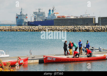 Marina de Portland, au Royaume-Uni. Apr 16, 2017. Les gens profiter de la vue et des sons de Portland Marina sur un temps ensoleillé mais froid Dimanche de Pâques Crédit : Stuart fretwell/Alamy Live News Banque D'Images