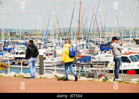 Marina de Portland, au Royaume-Uni. Apr 16, 2017. Les gens profiter de la vue et des sons de Portland Marina sur un temps ensoleillé mais froid Dimanche de Pâques Crédit : Stuart fretwell/Alamy Live News Banque D'Images