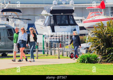 Marina de Portland, au Royaume-Uni. Apr 16, 2017. Les gens profiter de la vue et des sons de Portland Marina sur un temps ensoleillé mais froid Dimanche de Pâques Crédit : Stuart fretwell/Alamy Live News Banque D'Images