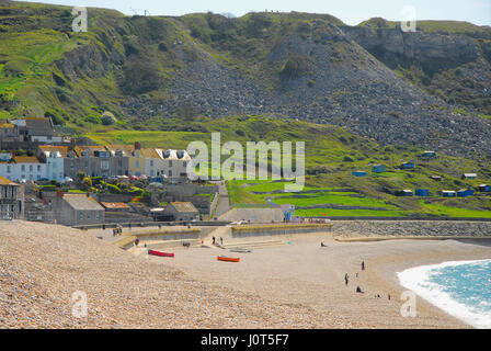 Portland, UK. Apr 16, 2017. Les randonneurs et les pêcheurs ont bravé le vent glacial pour profiter du soleil le long de la plage de Chesil, Portland, le dimanche de Pâques Crédit : Stuart fretwell/Alamy Live News Banque D'Images