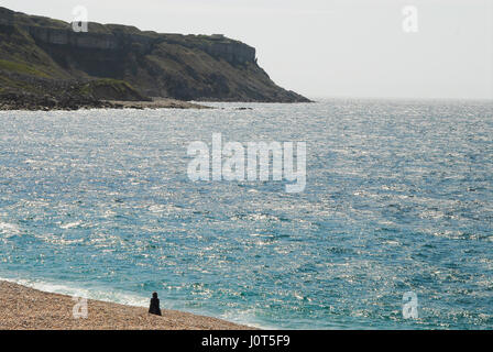 Portland, UK. Apr 16, 2017. Les randonneurs et les pêcheurs ont bravé le vent glacial pour profiter du soleil le long de la plage de Chesil, Portland, le dimanche de Pâques Crédit : Stuart fretwell/Alamy Live News Banque D'Images