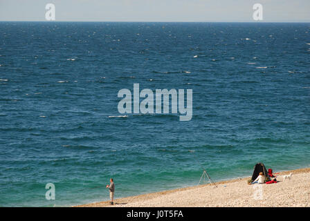 Portland, UK. Apr 16, 2017. Les randonneurs et les pêcheurs ont bravé le vent glacial pour profiter du soleil le long de la plage de Chesil, Portland, le dimanche de Pâques Crédit : Stuart fretwell/Alamy Live News Banque D'Images