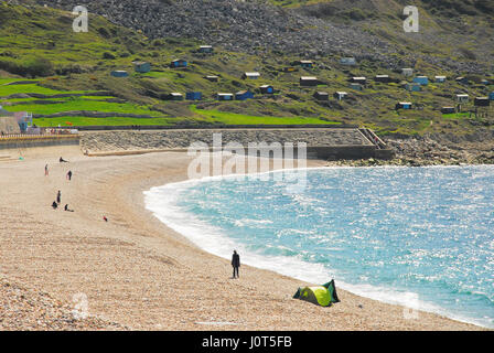 Portland, UK. Apr 16, 2017. Les randonneurs et les pêcheurs ont bravé le vent glacial pour profiter du soleil le long de la plage de Chesil, Portland, le dimanche de Pâques Crédit : Stuart fretwell/Alamy Live News Banque D'Images