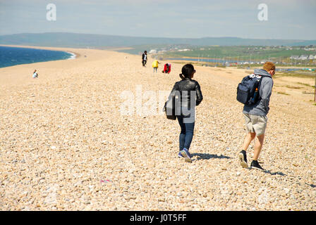 Portland, UK. Apr 16, 2017. Les randonneurs et les pêcheurs ont bravé le vent glacial pour profiter du soleil le long de la plage de Chesil, Portland, le dimanche de Pâques Crédit : Stuart fretwell/Alamy Live News Banque D'Images