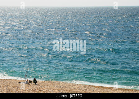 Portland, UK. Apr 16, 2017. Les randonneurs et les pêcheurs ont bravé le vent glacial pour profiter du soleil le long de la plage de Chesil, Portland, le dimanche de Pâques Crédit : Stuart fretwell/Alamy Live News Banque D'Images