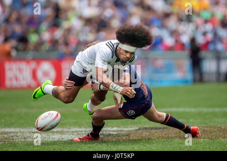 Hong Kong, Chine. 07Th avr, 2017. La lutte contre l'Ecosse Niua Folau (USA, 7) au cours de la jeu de tournoi de rugby à 7 à Hong Kong, Chine, du 09 jusqu'au 09 avril 2017. - Pas de service de fil- Photo : Jürgen Keßler/dpa/Alamy Live News Banque D'Images