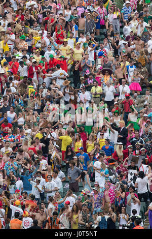 Hong Kong, Chine. 07Th avr, 2017. Une ambiance festive à l'outhstand» au jeu de tournoi de rugby à 7 à Hong Kong, Chine, du 07 jusqu'au 09 avril 2017. - Pas de service de fil- Photo : Jürgen Keßler/dpa/Alamy Live News Banque D'Images