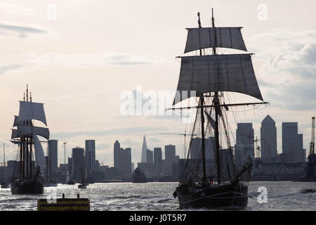 Londres, Royaume-Uni. Apr 16, 2017. Rendez-Vous 2017 Tall Ship regatta à Londres, au Royaume-Uni. Apr 16, 2017. Sur la Tamise le passage Jantje Woolwich Credit : Brian Southam/Alamy Live News Banque D'Images