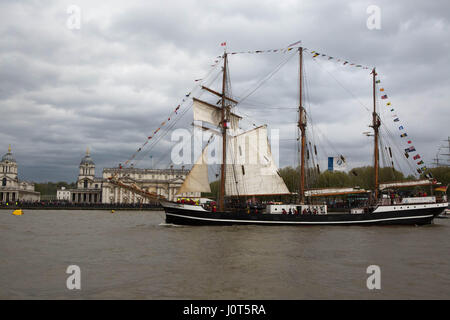 Londres, Royaume-Uni. Apr 16, 2017. Rendez-Vous 2017 Tall Ship Regatta London, UK. 16 avr, 2017. Le commencer les courses sur la Tamise à Thor Heyerdahl passant l'Old Royal Naval College Credit : Brian Southam/Alamy Live News Banque D'Images