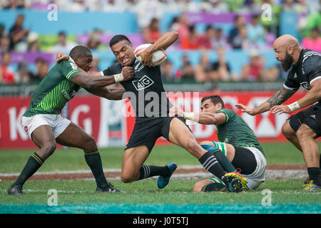 Sione Molia (NZ, 12) en action contre Siviwe Soyizwapi (RSA, 6, à gauche) et Chris sec (RSA, 1, sur le terrain), à droite DJ Forbes (NZ, 4) à la Tournoi de rugby à 7 à partir de 07 jusqu'au 09 avril 2017 à Hong Kong, Chine. - Pas de service de fil- Photo : Jürgen Keßler/dpa Banque D'Images