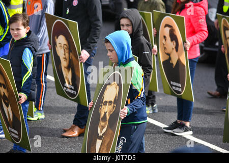 Plus Carrok, comté de Tyrone. Apr 16, 2017. Un républicain de Pâques 1916 défilé de commémoration et de rallye, comté de Tyrone. Credit : Mark Winter/Alamy Live News Banque D'Images