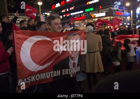 Berlin, Berlin, Allemagne. Apr 16, 2017. Environ 100 Turcs, d'origine allemande, représentant la campagne Evet célébrer la victoire de la réforme constitutionnelle en Turquie sur Kurfuerstendamm à Berlin. Les manifestants brandissant un grand drapeau turc et Pro-Erdogan et slogans d'appel 'Allahu Akbar'. Selon le résultat provisoire, le Erdogan-Campaign a emporté de justesse. L'opposition veut contester le référendum et à ré-allouer une grande partie de la voix. Crédit : Jan Scheunert/ZUMA/Alamy Fil Live News Banque D'Images