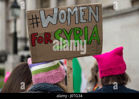 Londres, Royaume-Uni. 13 avril, 2017. Les femmes pour la Syrie vigile. Les femmes et les partisans assister à une veillée et rassemblement à Trafalgar Square organisé par campagne de solidarité de la Syrie à la suite des récentes atrocités en Syrie pour demander au gouvernement britannique d'accorder plus de réfugiés syriens dans le Royaume-Uni. © Guy Josse/Alamy Live News Banque D'Images
