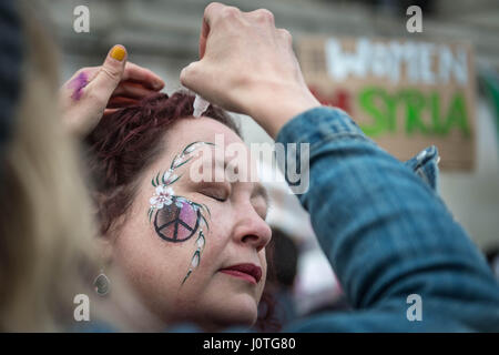 Londres, Royaume-Uni. 13 avril, 2017. Interdire la bombe signe. Les femmes pour la Syrie vigile. Les femmes et les partisans assister à une veillée et rassemblement à Trafalgar Square organisé par campagne de solidarité de la Syrie à la suite des récentes atrocités en Syrie pour demander au gouvernement britannique d'accorder plus de réfugiés syriens dans le Royaume-Uni. © Guy Josse/Alamy Live News Banque D'Images