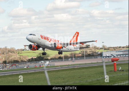 L''aéroport de Bristol à spotter plane sur un après-midi ensoleillé Banque D'Images