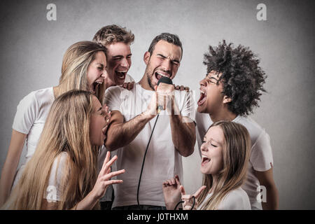 3 femmes et 3 hommes chanter ensemble Banque D'Images