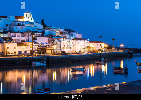 Village de pêcheurs de Ferragudo au Portugal Banque D'Images