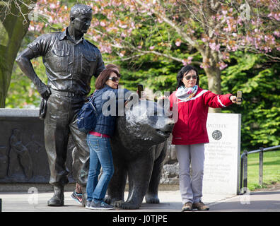 La statue de l'ours Wojtek Soldat Jardins de Princes Street, Edimbourg Ecosse Avril 2017. Banque D'Images