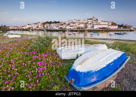 Village de pêcheurs de Ferragudo en Algarve, Portugal avec des bateaux et des fleurs en premier plan Banque D'Images