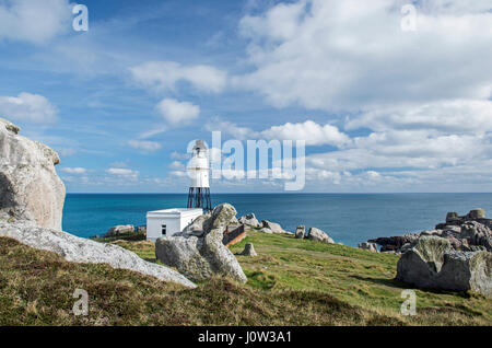Peninnis pointe montrant le phare et rochers de granit sur St Marys, Isles of Scilly Banque D'Images