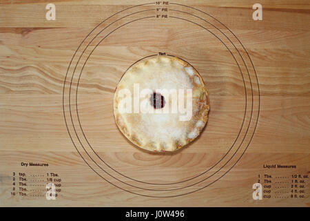 Tarte aux cerises saupoudré de sucre sur conseil de pâtisserie Banque D'Images