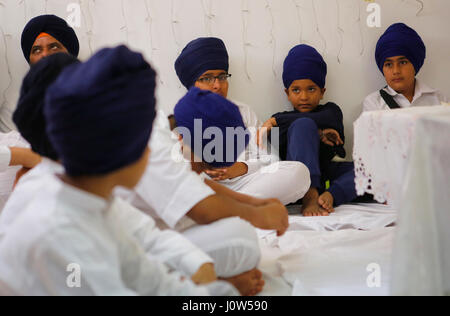 Membres sikhs vu au cours de leur journée à l'intérieur d'une célébration Baisakhi temple sikh dans l'île espagnole de Majorque Banque D'Images