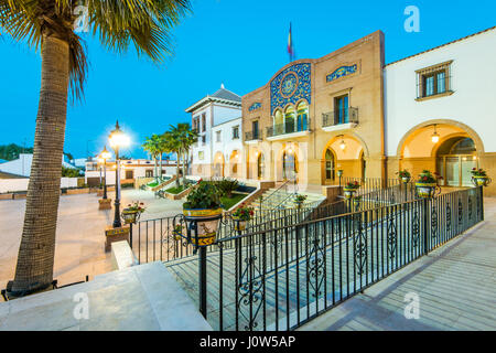 Belle place de la ville dans la région de Palos de la Frontera,Espagne illuminés à heure bleue, d'où Christophe Colomb s'embarqua pour découvrir l'Amérique. Banque D'Images