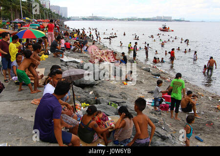 Aux Philippines. Apr 16, 2017. Des milliers de Philippines se sont rendus dans la baie de Manille à prendre la natation dans le temps de célébration du Dimanche de Pâques et ils sont bien gardés par les membres de la Garde côtière Philippine le long de la baie de Manille, Roxas Blvd à Manille City le 16 avril 2017. Le ministère de la santé déjà déclaré que la baie de Manille n'est pas sécuritaire pour la baignade. Credit : Gregorio B. Dantes Jr./Pacific Press/Alamy Live News Banque D'Images