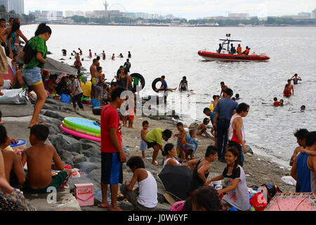 Aux Philippines. Apr 16, 2017. Des milliers de Philippines se sont rendus dans la baie de Manille à prendre la natation dans le temps de célébration du Dimanche de Pâques et ils sont bien gardés par les membres de la Garde côtière Philippine le long de la baie de Manille, Roxas Blvd à Manille City le 16 avril 2017. Le ministère de la santé déjà déclaré que la baie de Manille n'est pas sécuritaire pour la baignade. Credit : Gregorio B. Dantes Jr./Pacific Press/Alamy Live News Banque D'Images