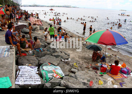 Aux Philippines. Apr 16, 2017. Des milliers de Philippines se sont rendus dans la baie de Manille à prendre la natation dans le temps de célébration du Dimanche de Pâques et ils sont bien gardés par les membres de la Garde côtière Philippine le long de la baie de Manille, Roxas Blvd à Manille City le 16 avril 2017. Le ministère de la santé déjà déclaré que la baie de Manille n'est pas sécuritaire pour la baignade. Credit : Gregorio B. Dantes Jr./Pacific Press/Alamy Live News Banque D'Images