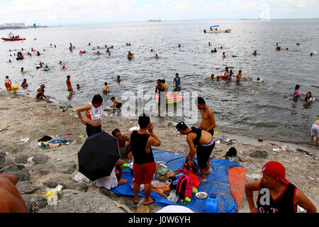 Aux Philippines. Apr 16, 2017. Des milliers de Philippines se sont rendus dans la baie de Manille à prendre la natation dans le temps de célébration du Dimanche de Pâques et ils sont bien gardés par les membres de la Garde côtière Philippine le long de la baie de Manille, Roxas Blvd à Manille City le 16 avril 2017. Le ministère de la santé déjà déclaré que la baie de Manille n'est pas sécuritaire pour la baignade. Credit : Gregorio B. Dantes Jr./Pacific Press/Alamy Live News Banque D'Images