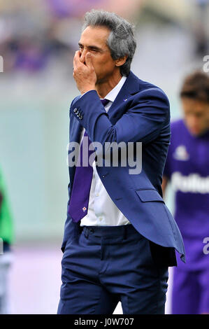 Florence, Italie. Apr 15, 2017. La déception de l'A.c.f. L'entraîneur-chef Fiorentina Paulo Sousa après avoir perdu le match de football Serie A italienne contre Empoli F.c. au stade Artemio Franchi. Credit : Giacomo Morini/Pacific Press/Alamy Live News Banque D'Images