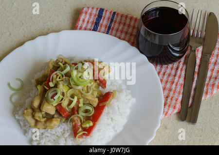 Vietnam - la viande de poulet rôti avec des légumes et du riz sur une plaque blanche Banque D'Images