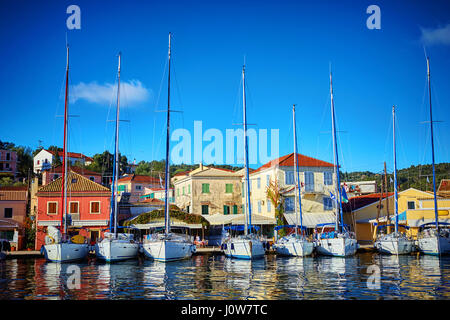 Voiliers du port de Gaios sur l'île de Paxos à proximité Corfou, Grèce Banque D'Images