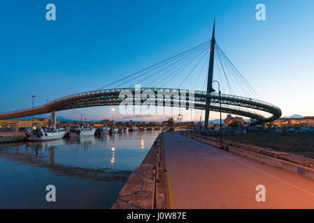 PESCARA, ITALIE - Le Ponte del Mare pont monumental et la grande roue au crépuscule, dans le canal et le port de la ville de Pescara, Abruzzes Banque D'Images