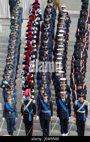 Cité du Vatican, Vatican. Apr 16, 2017. La police financière italienne, des Carabiniers, de la Force aérienne et de la Marine Parade bandes comme le Pape François dirige la Messe du Dimanche de Pâques sur la Place Saint-Pierre dans la Cité du Vatican, Cité du Vatican, le 16 avril 2017. Credit : Giuseppe Ciccia/Pacific Press/Alamy Live News Banque D'Images