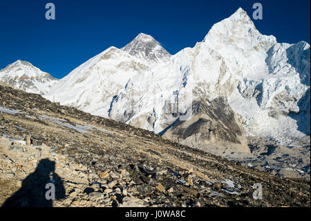 Un photographe prend une photo du Nuptse (à droite) et le mont Everest (milieu) de Kala Pattar. Photo © robertvansluis.com Banque D'Images