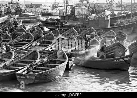 Essaouira 20 janvier : les pêcheurs locaux à partir les bateaux aller à la pêche. Essaouira est une ville portuaire et s resort sur la côte atlantique. Image en noir et blanc. Banque D'Images