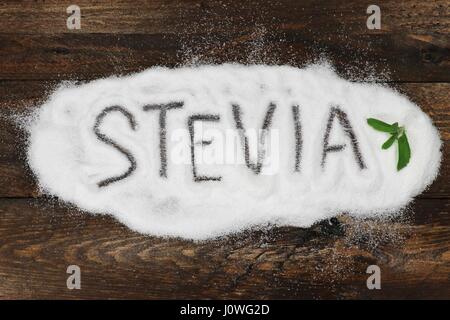 STEVIA poudre stevia en écrit sur fond de bois Banque D'Images